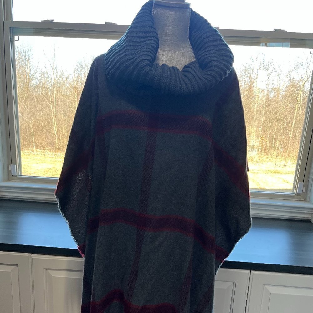 Turtle Neck Poncho Gray and Burgundy OS NWOT - Picture 1 of 2